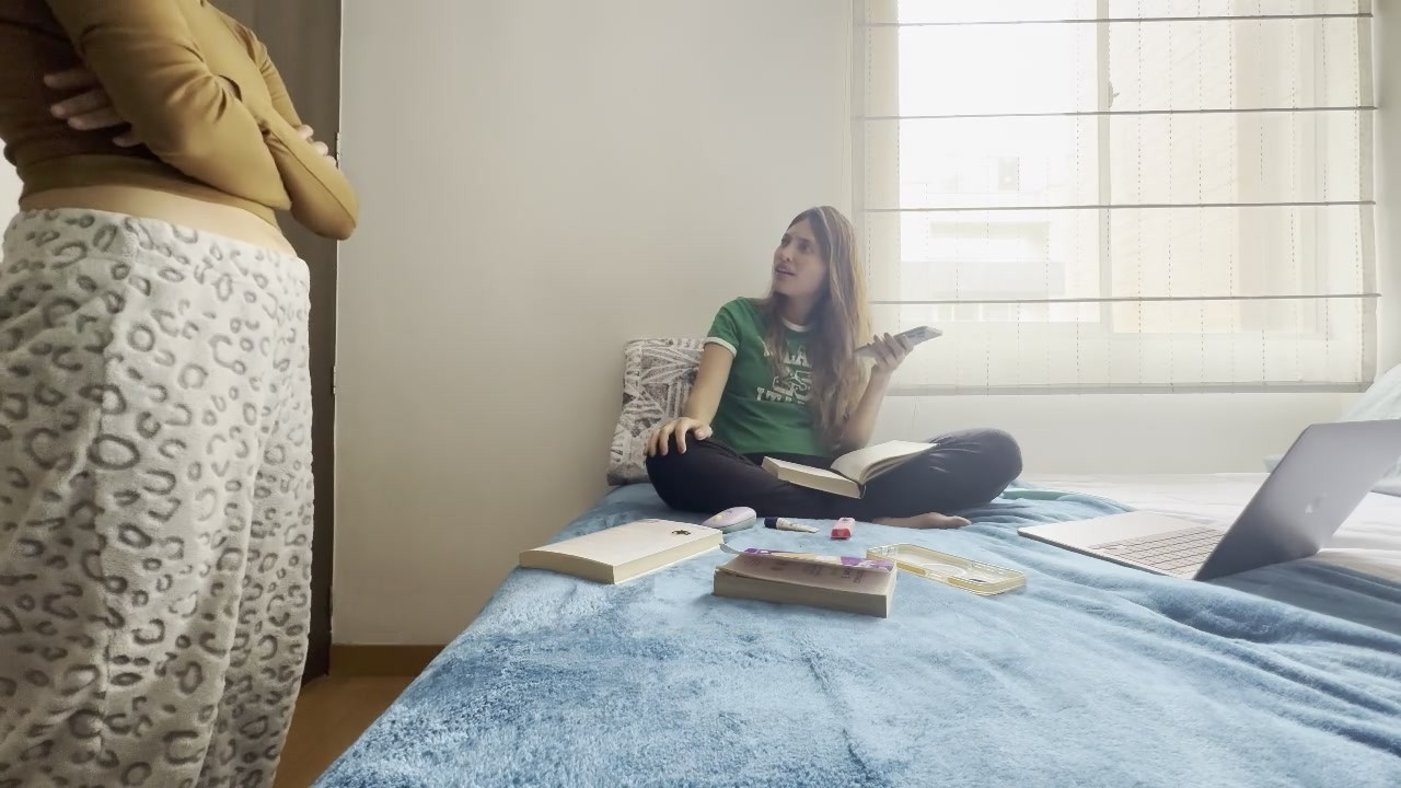 两个女大学生在房间里狠操