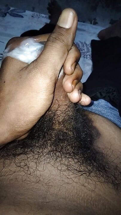 Sokakta seksi bir kadın gördükten sonra evde yalnızken titriyorum