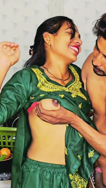 "देसी भारतीय लड़की मुझे अपनी रसोई में बुलाती है, वह बहुत हॉट हो जाती है फिर ऑडियो सेक्स"