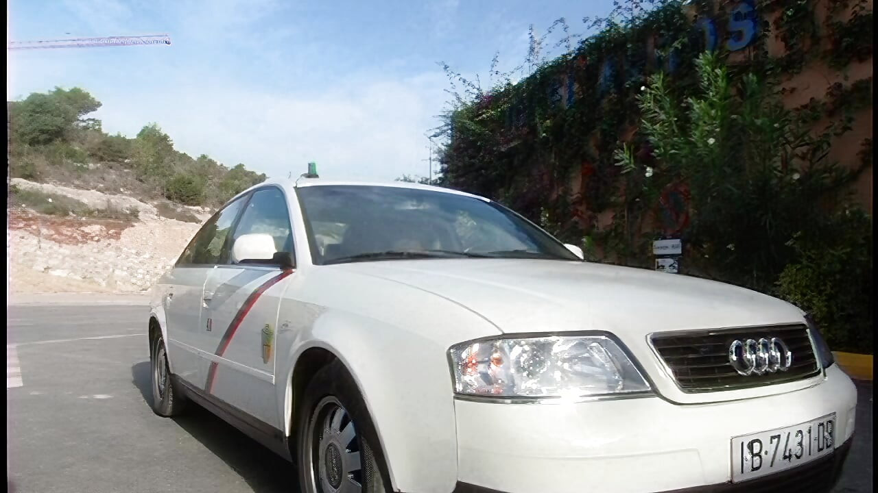 Blonďatá kočička svádí taxikáře při parním setkání