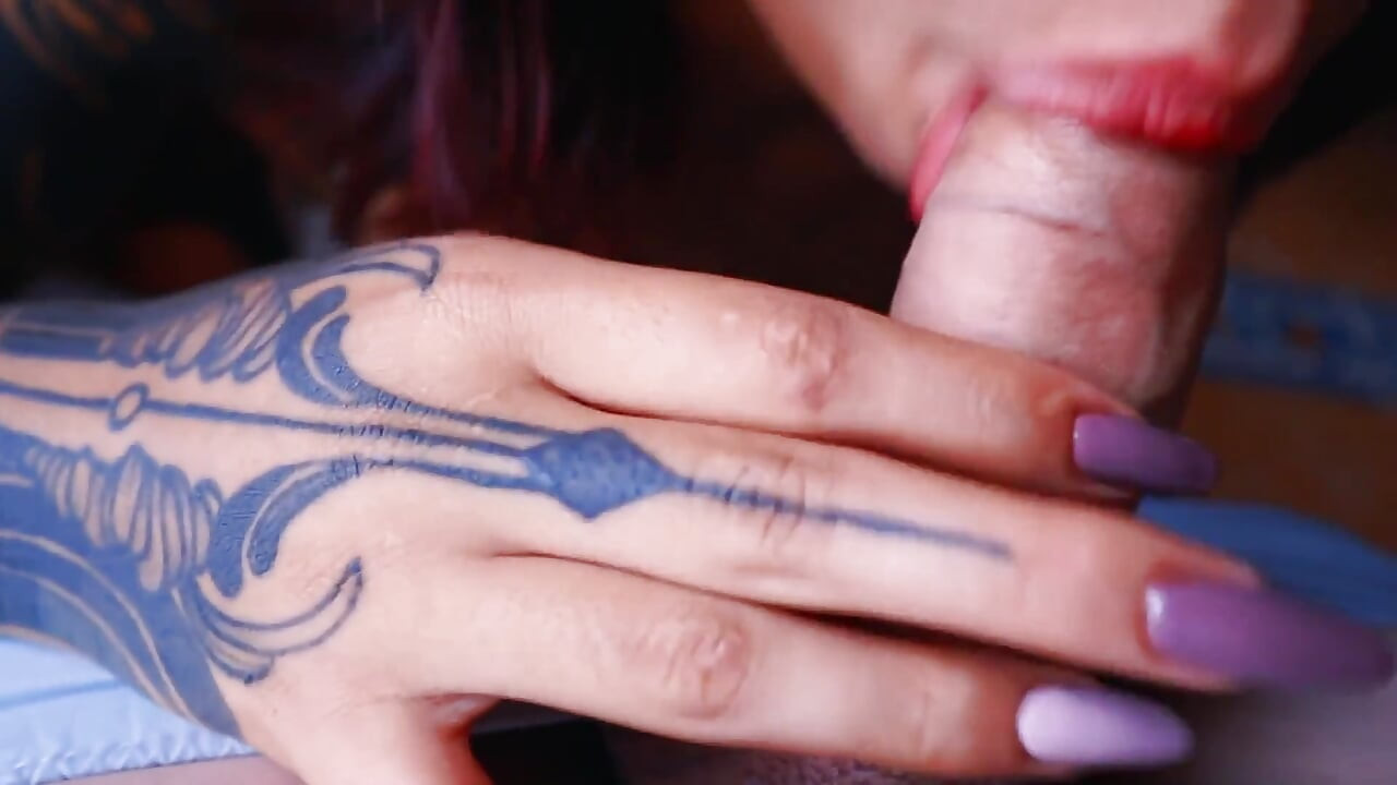 完璧なタトゥーの美女がかわいいフェラチオをしてくれている