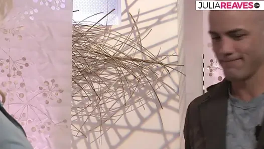 Блондинка прыгает в киску на огромном члене на диване до камшота