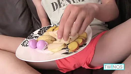 Tatlı Kadın Liam anal boncuklarla oynarken kendini boşaltıyor!