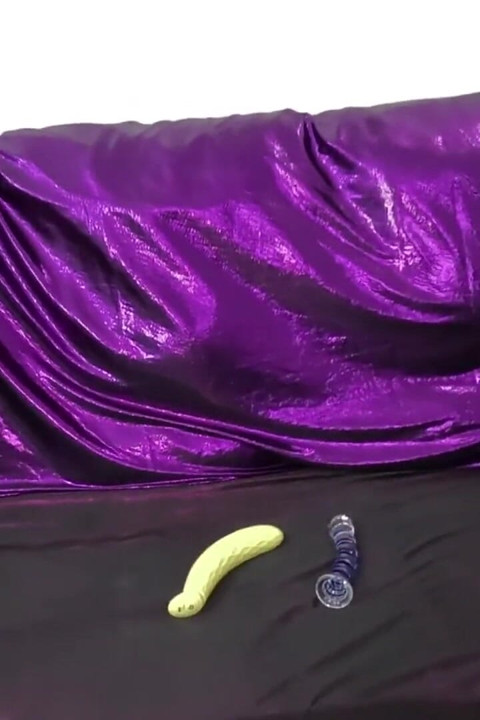 Pantat Besar Dan Vagina Kecil Mengambil Susu Dari Kurcaci Kecil