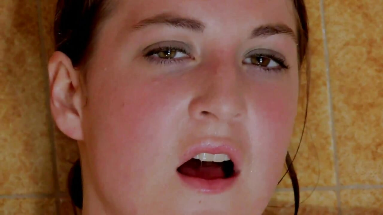 Versautes mädchen unter der dusche spielt mit ihrer muschi