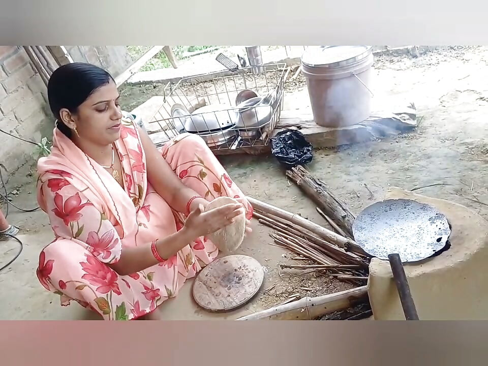 Em gái cùng cha khác mẹ của tôi không biết tôi đang địt bạn thân của cô ấy, rồi cuối cùng phát hiện ra và tham gia luôn.