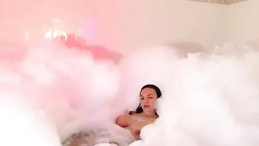 Finde mich, wie ich mich in eine meerjungfrau verwandelt, verloren in einem Paradies der Blase