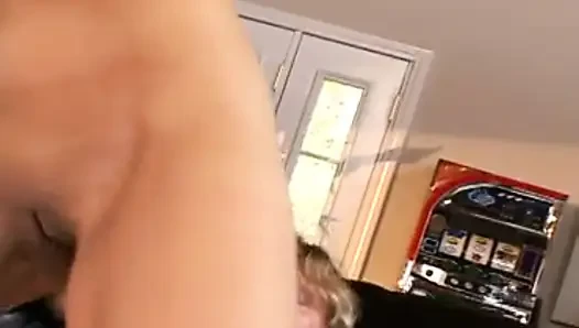 Sexy blondine mit dicken möpsen liebt es in der muschi