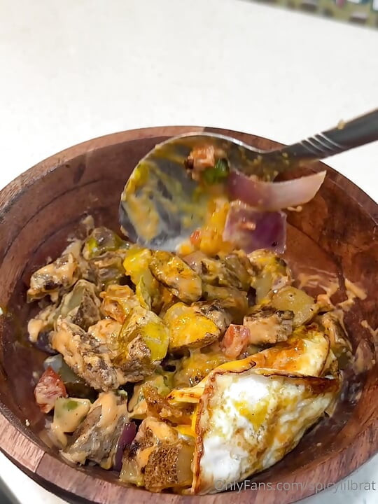 Une black à gros cul twerke nue dans la cuisine en cuisinant