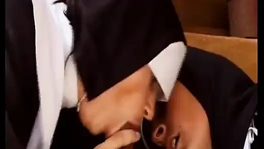 Deutsche MILF mit naturals wird in FFM-fetisch-dreier gebohrt