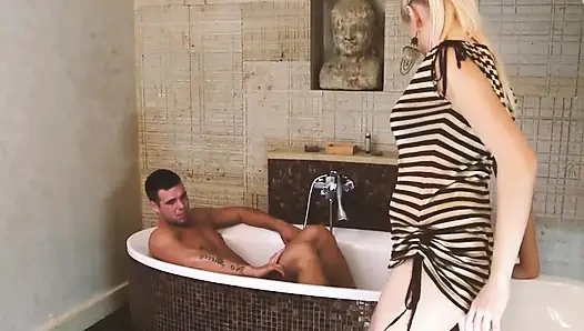Sarışınlar yarak sahnesini seviyor 2_sexy büyük memeli sarışın orta yaşlı seksi kadın ayaklarının spermle dolmasından hoşlanıyor