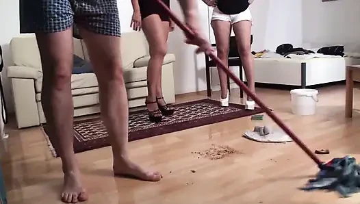 Грязный дом после вечеринки