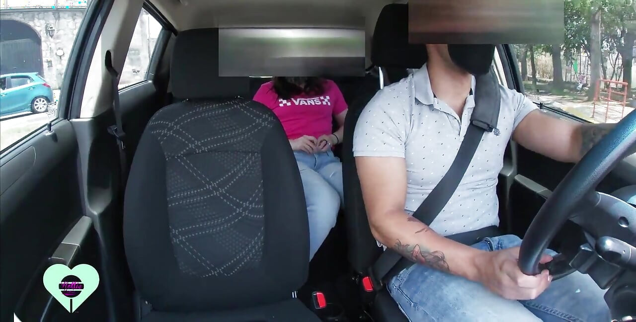 Όμορφη νεαρή κοπέλα αυνανίζεται μέσα στο Uber μου και δεν καταλαβαίνει ότι την ηχογραφώ