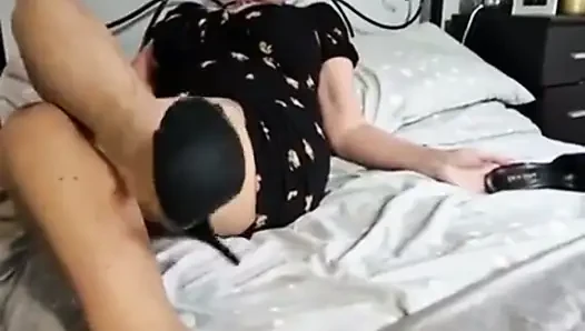 Горячая бабуля сквиртует в нейлоне