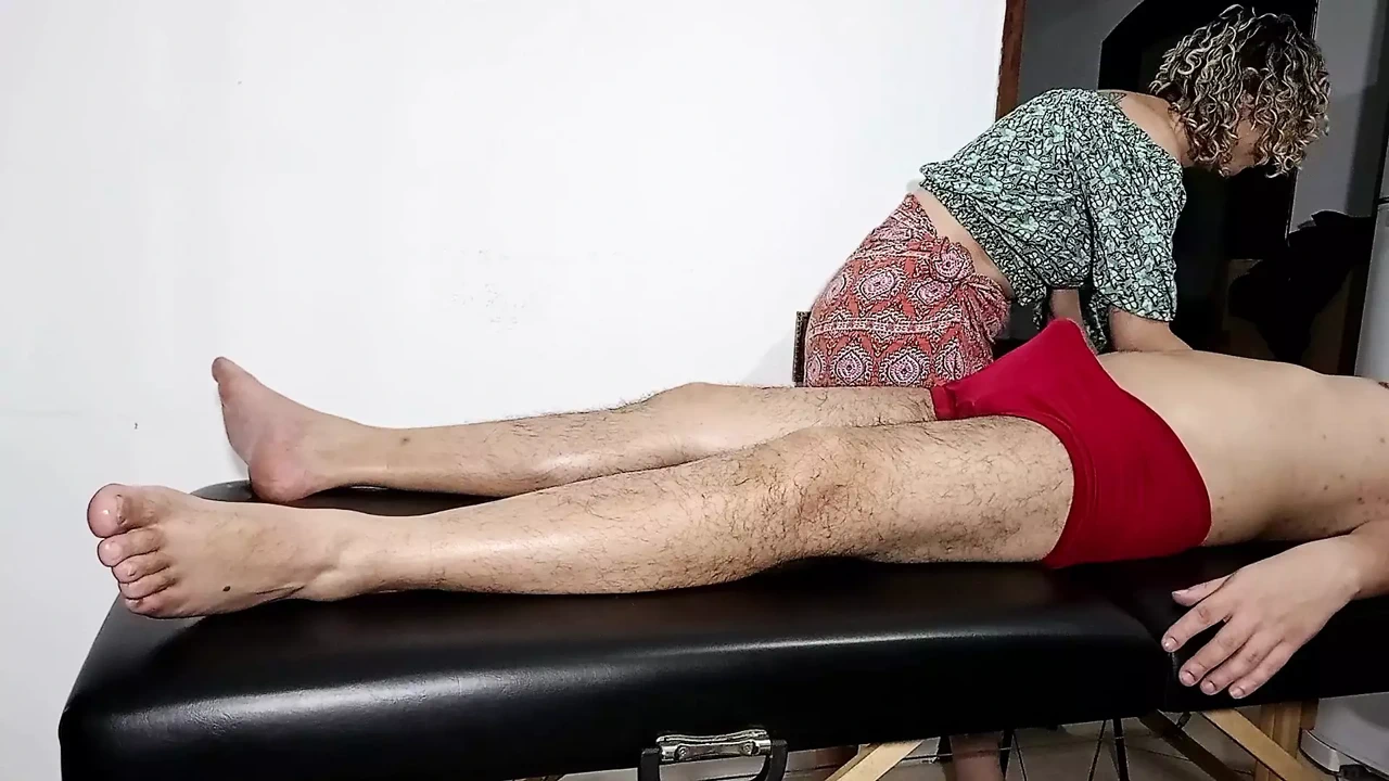 他设法脱下按摩师的衣服，说服她给他口交，坐在他身上。