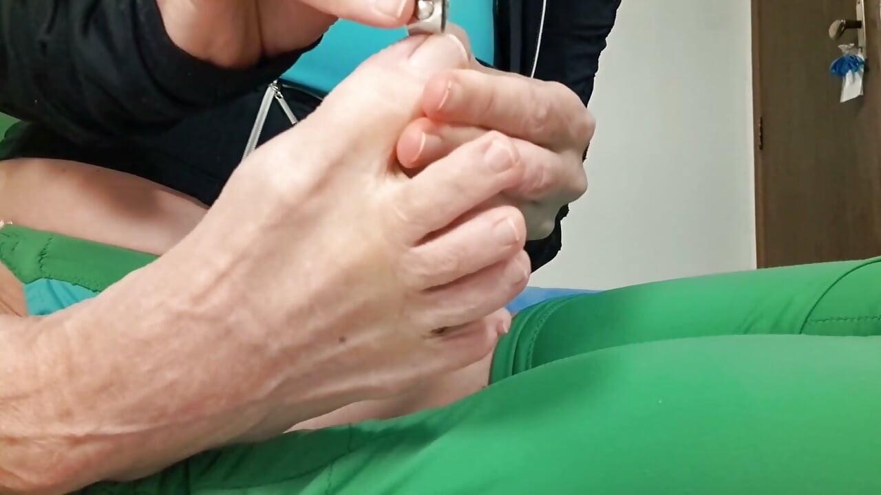 Cuidar pies y uñas pequeñas Yoga con piernas cruzadas