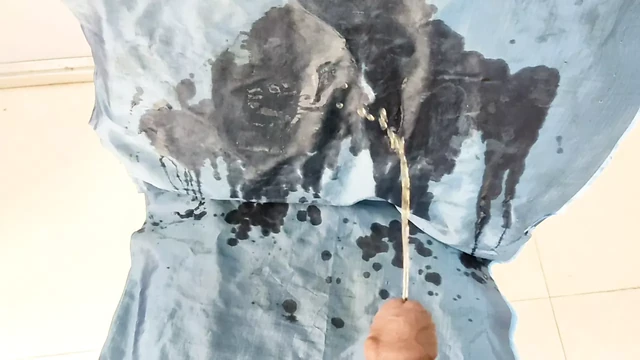 Pissing Pee and Urine on grey satin saree of chachi (66)