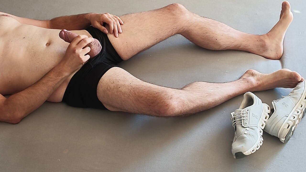 Cumshot, Sneakers & Bare Feet in Bed - Fræk multicam solo-session