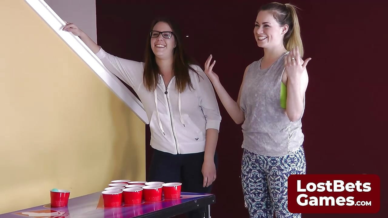 Patru lesbiene fierbinți care joacă un joc Strip Air Pong