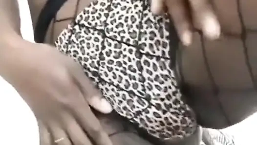 Memek sempit cewek semok kulit hitam ini dientot habis-habisan sampai matanya merem melek