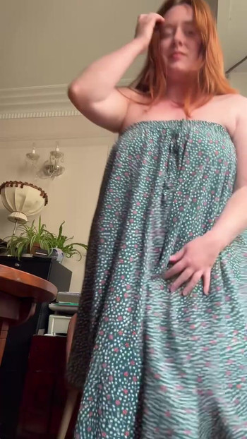 Bir tur alkışla twerk yapıyor ve yanaklarımı alkışlıyorum