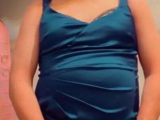 Szarpnięcie i wytrysk w niebieskiej satynowej sukience pantyluvn maminsynek