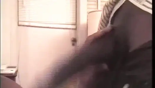 Pasangan kulit hitam menjilati kontol hitam besar mengisap di taman