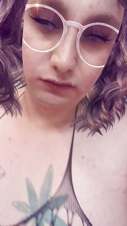 Sissy Danielle se bucură de vibrator și lenjerie