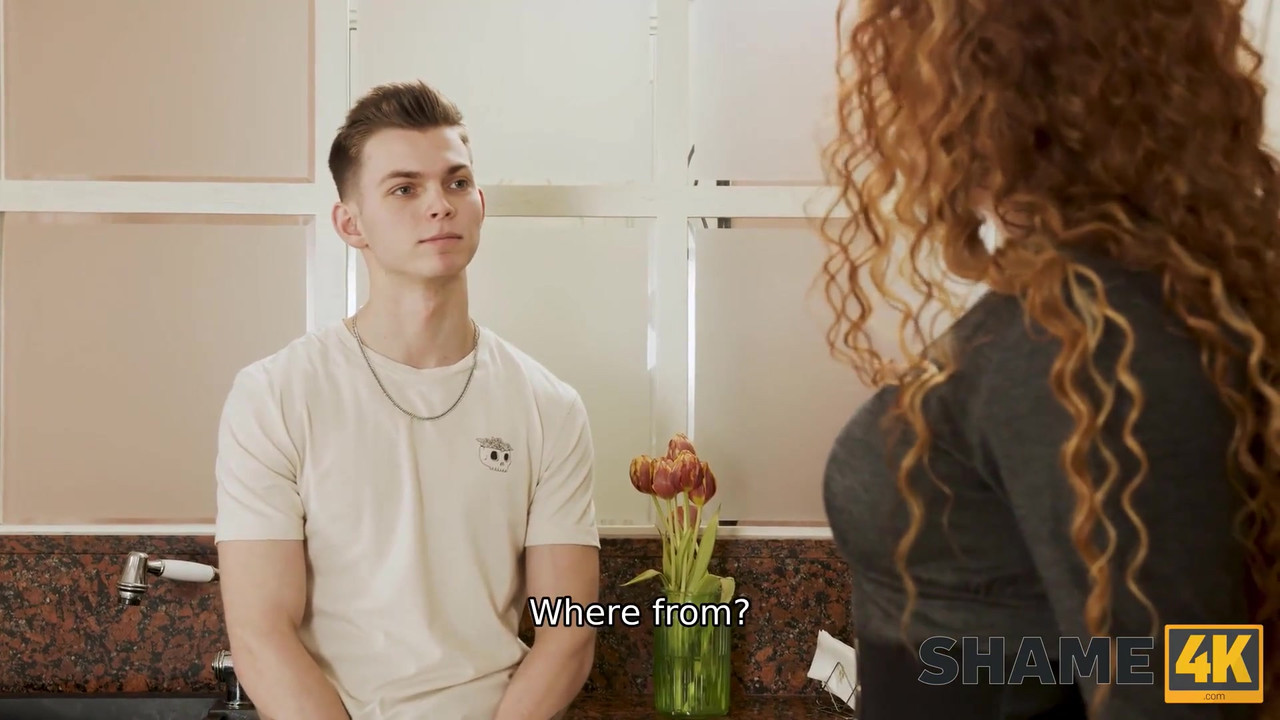 Shame4k。可爱的熟女正在努力成为一个好邻居