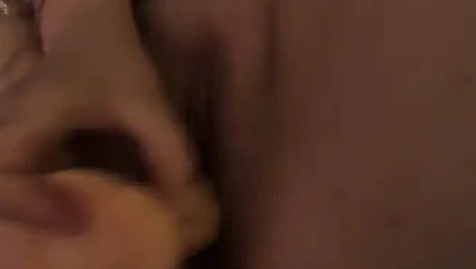 Aku lagi asik ngentot memek sempitku pakai butt plug