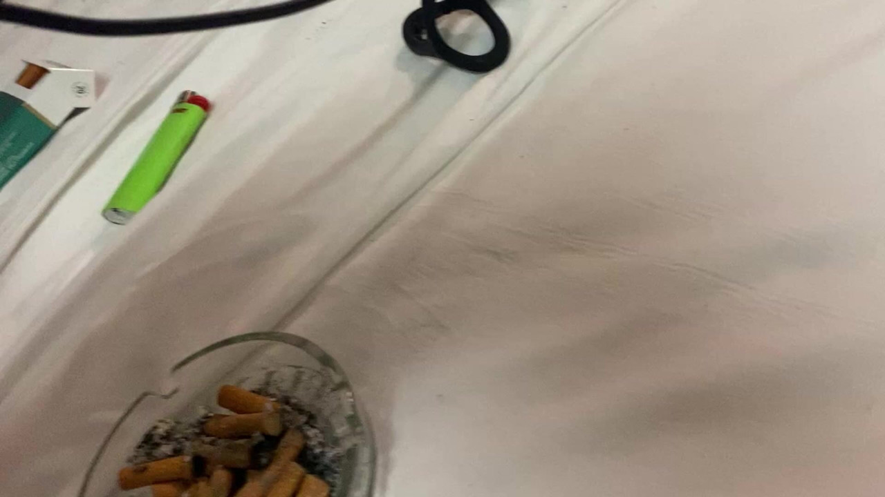 Saltando sobre ele em vermelho fumante Newports