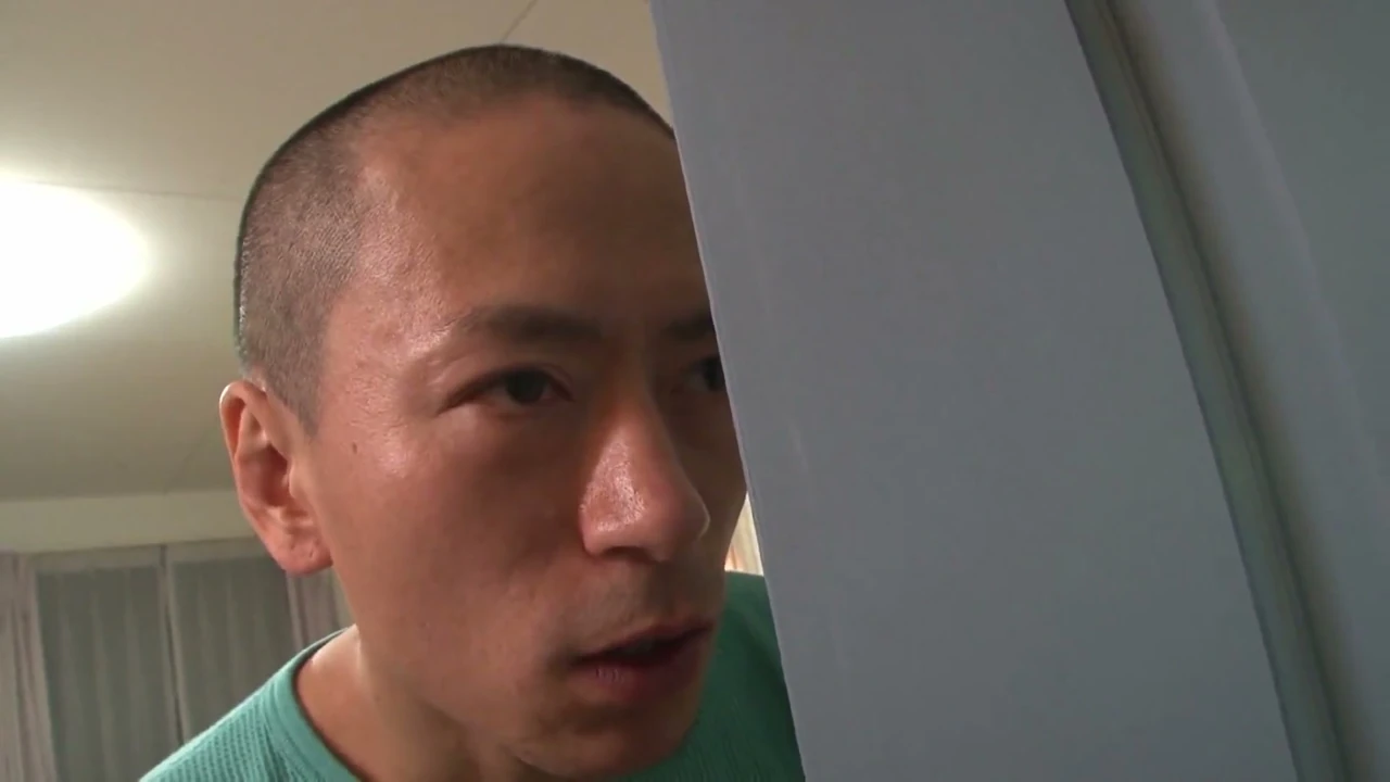Tombul Japon orta yaşlı seksi kadın azgın bir adam onu yakalarken mastürbasyon yapıyor