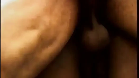 Şişman götlü zenci hatun tüm deliklerini yatakta sert siktirmeyi seviyor