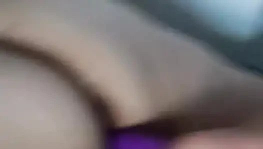 Istri memuja mainan seks ini