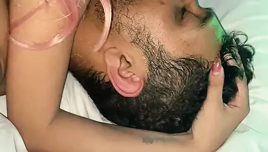 Мой латинский сводный брат снимает мои стринги, когда мы вместе в постели.