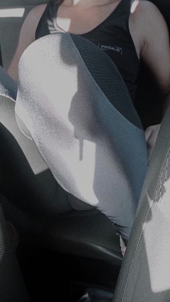 Junge sapeca zeigt ihre muschi im auto, nachdem sie im fitnessstudio ging