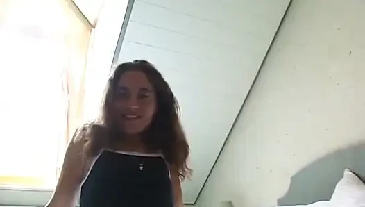 Gadis remaja rambut cokelat dengan toket kecil suka banget ngusap memek beceknya