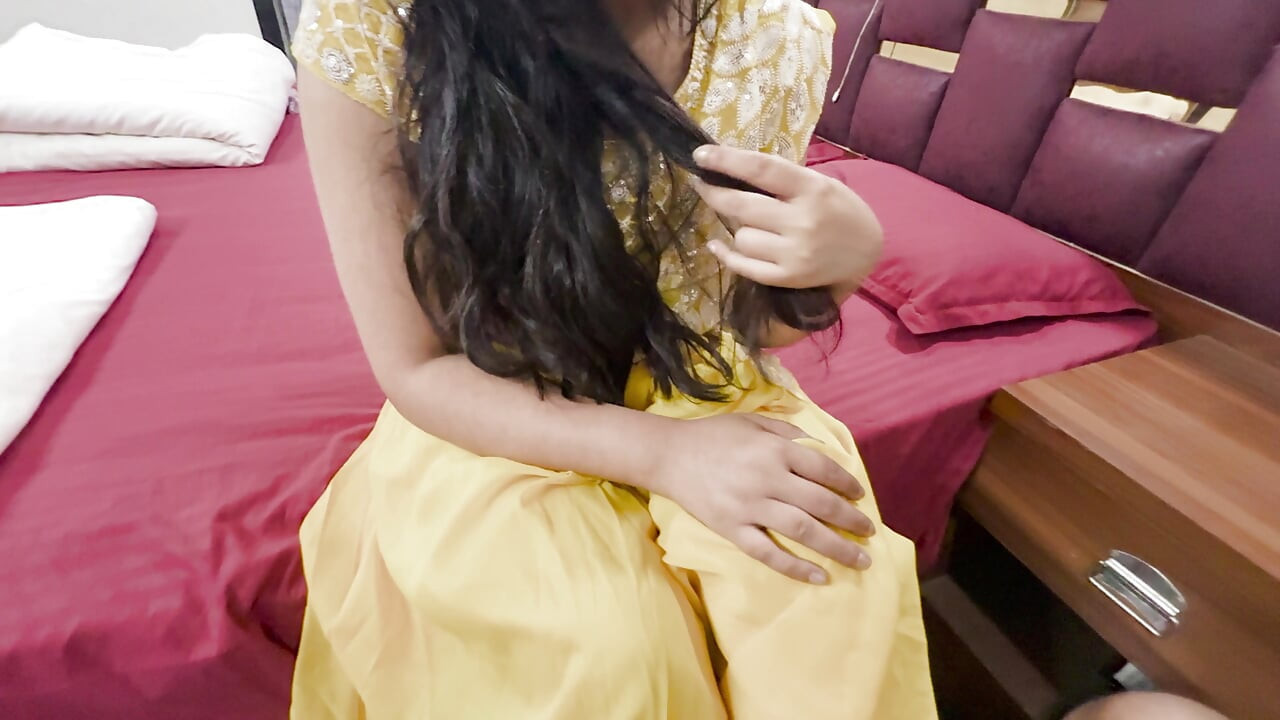 Devar Ke Gussa Hone per Bhabhi Ne Apni Gili Chut De Kar Manaya