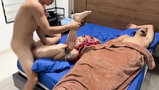 Dua saudara tiri latino berhubungan seks untuk pertama kalinya sambil berbagi tempat tidur di hotel dengan ayah tiri mereka.