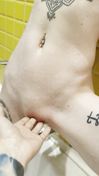 Üvey babam beni banyoda yıkarken yakaladı ve amımı boşalttı. karneli bandi