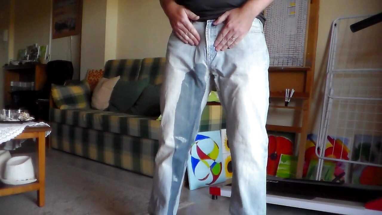 ジョンはジーンズの中でおしっこをしている