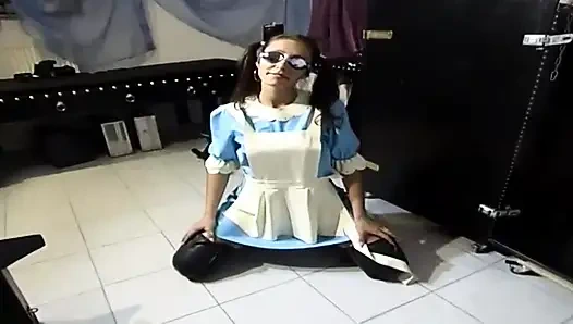 Pembantu rambut cokelat diikat