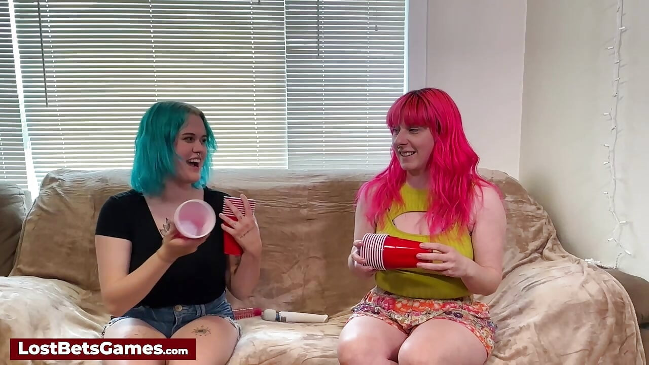 Bea & Lizzy 是一對女同性戀情侶，玩著調皮的脫衣舞遊戲