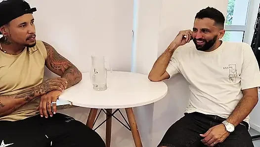 Zwei Brüder saßen in einem Interview mit Tiffany Montavani auf dem Zwerg