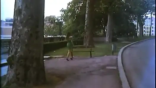 Крошки В Винтажном Публичном Доме Сосут И Страстно Трахаются