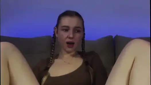 Первый анальный трах с большим дилдо