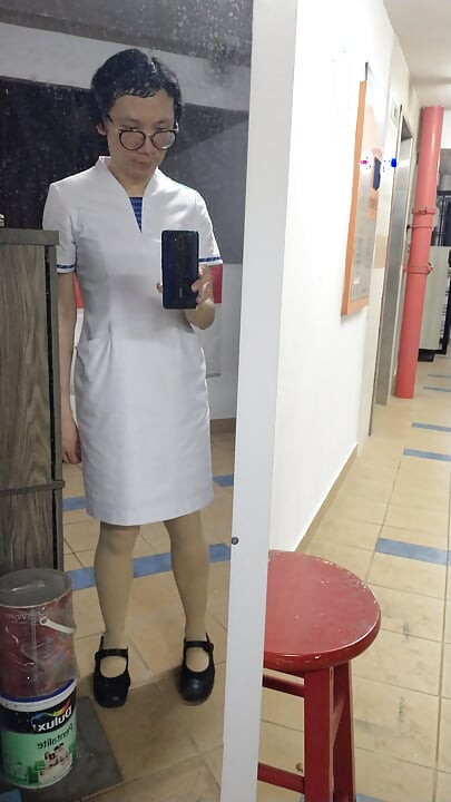 On va porter la robe d'infirmière Singhealth de quelqu'un, des bas et des chaussures.