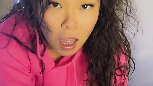 Asiatisches mädchen mit dickem hintern liebt es, großen schwanz zu lutschen und creampie zu bekommen