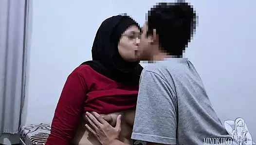 Мой хиджаб делает мне минет и лижет мою сперму, когда возвращаюсь в деревню