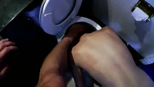 Возбужденную блондинку-шлюшку жестко трахают в анал, глубоко заглатывает и писсируют